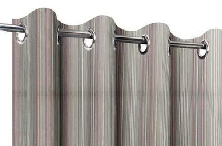 Tenda velata a righe verticali con occhielli in metallo, voilage leggero per finestre e interni luminosi